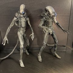 2 Neca Alien Figures