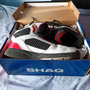 Basketball boots size 7