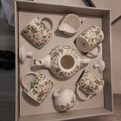 Brand new 7 piece tea set