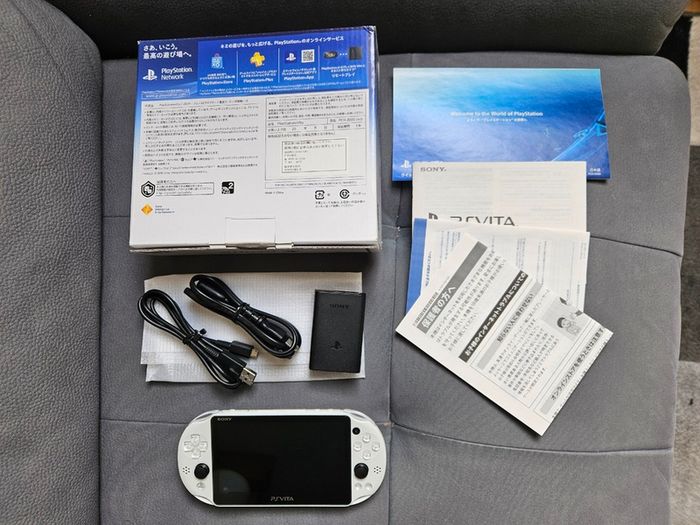Ps vita slim glacier white - PRISTINE condition