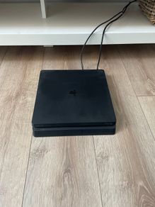 Playstation 4 Slim 500GB console and controller
