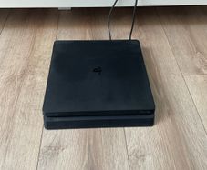 Playstation 4 Slim 500GB console and controller