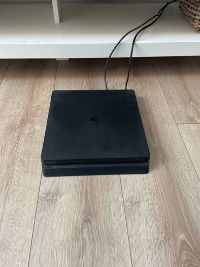 Playstation 4 Slim 500GB console and controller