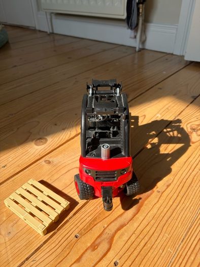 Bruder Linde H30D Forklift with Trailer Coupling and 2 Pallets scale 1:16