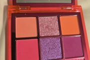Huda Neon Pink Obsessions Palette