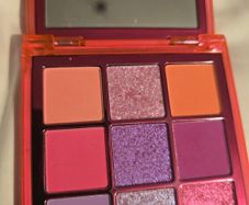 Huda Neon Pink Obsessions Palette