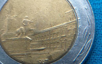 Vintage 1987 Italy 500 lire coin. Quirinale. Production Error.