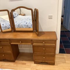 Free dressing table