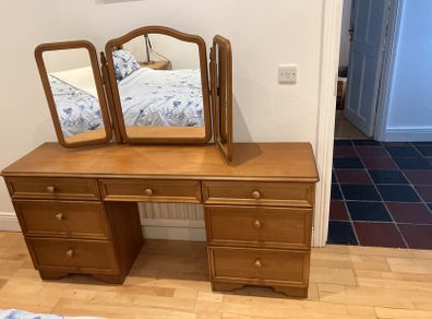 Free dressing table