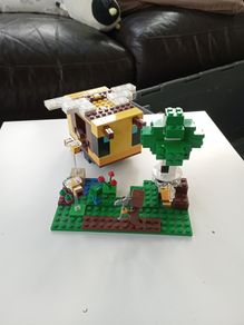 Lego Minecraft bee cottage set