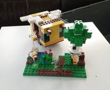 Lego Minecraft bee cottage set