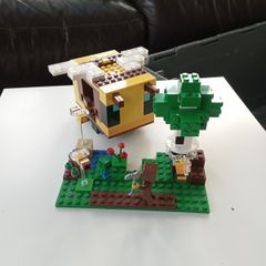 Lego Minecraft bee cottage set