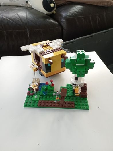 Lego Minecraft bee cottage set