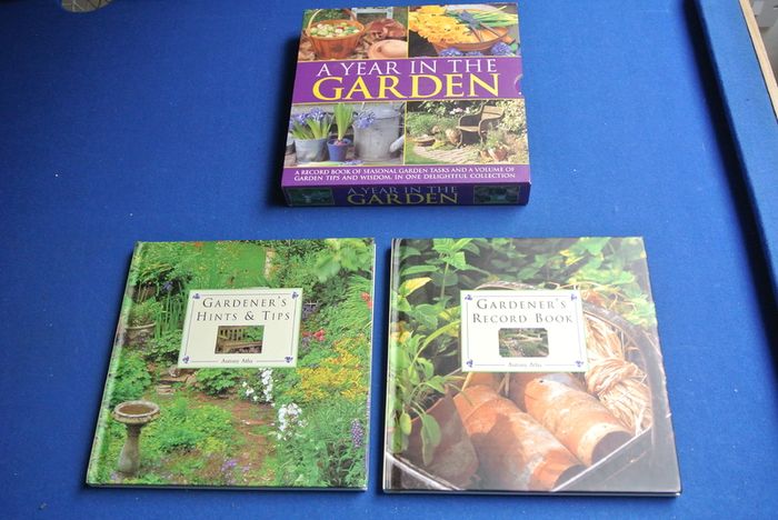 Antony Atha - A Year In The Garden - A Record Book Of Seasonal Garden Tasks & A Volume Of Garden Tips & Wisdom - In A Lovely Book Sleeve. Book Of Seasonal Garden Tasks & A Volume Of Garden Tips & Wisdom - In A Lovely Book Sleeve.