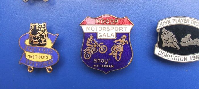 MOTORCYCLE SPEEDWAY (racing sports) - a selection of vintage Speedway Supporters' badges & two others (1960's to 1980's)