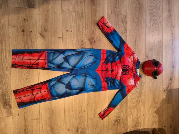 Spiderman costume age 6-8