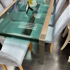 table and 8?chairs