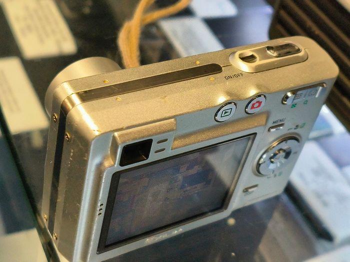 Casio EXILIM EX-Z50 Digital Camera 5 Megapixel 3x Optical Zoom 5.08 cm (2 Inch) Display