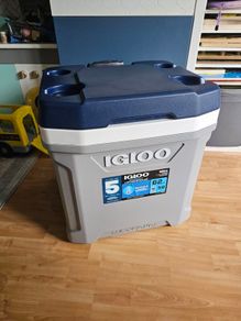 Igloo Maxcold Latitude 60Qt Roller Carbon Cooler Ice Box