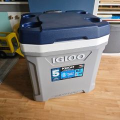 Igloo Maxcold Latitude 60Qt Roller Carbon Cooler Ice Box