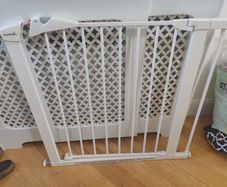 Baby safety gate