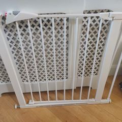 Baby safety gate