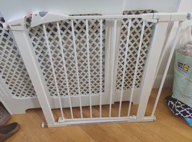 Baby safety gate