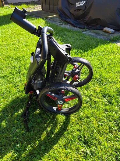 motocaddy cube3 wheel push golf trolley