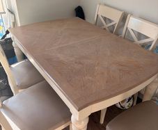 kitchen table (extendable) and 6 chairs