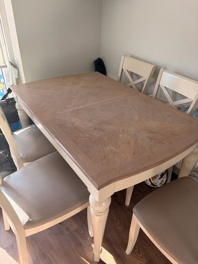 kitchen table (extendable) and 6 chairs