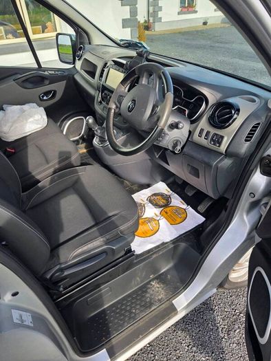 Renault trafic crew cab van
