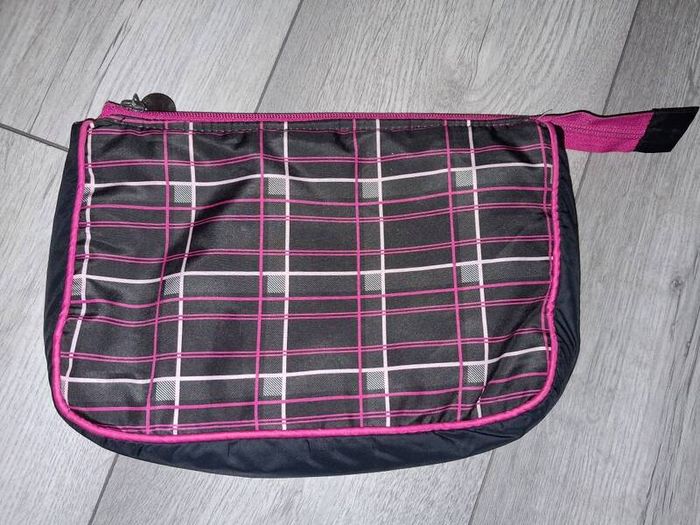 1 Euro Each To Clear!! - Variety Of Bags - Make Up, Toiletries, School, Etc