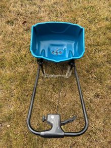 Push Lawn Fertilizer Spreader-Great Condition
