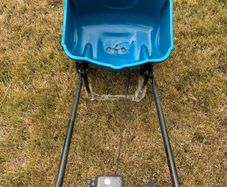 Push Lawn Fertilizer Spreader-Great Condition