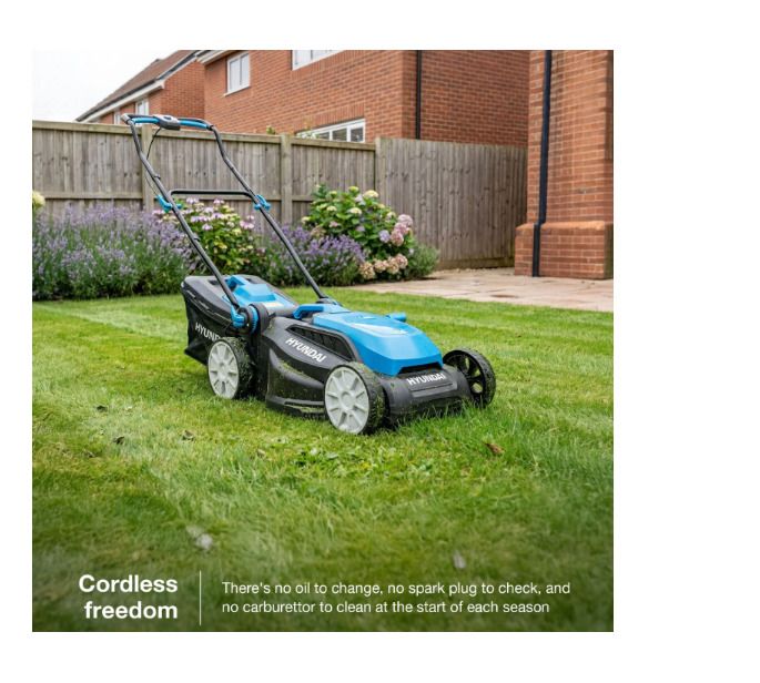 Hyundai 3200W / 3.2kW Petrol Inverter Generator, Pure Sine Wave Output, Lightweight, Quiet with Electric Start