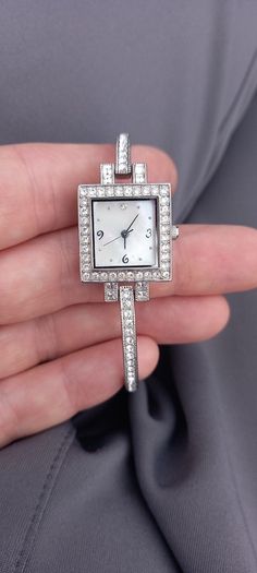Vintage jewelry is sold individually for 5 to 10 euros
