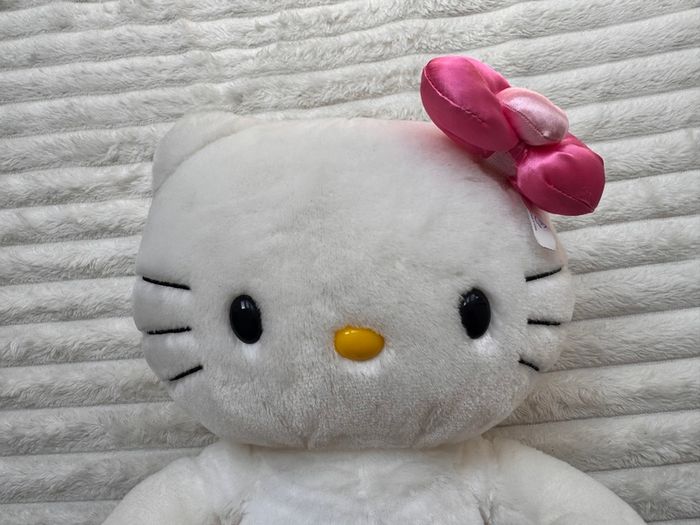 Build A Bear Hello Kitty With Heart Bow Sanrio 2010 red marks on the fur approx. 45 cm. Used Please see photos