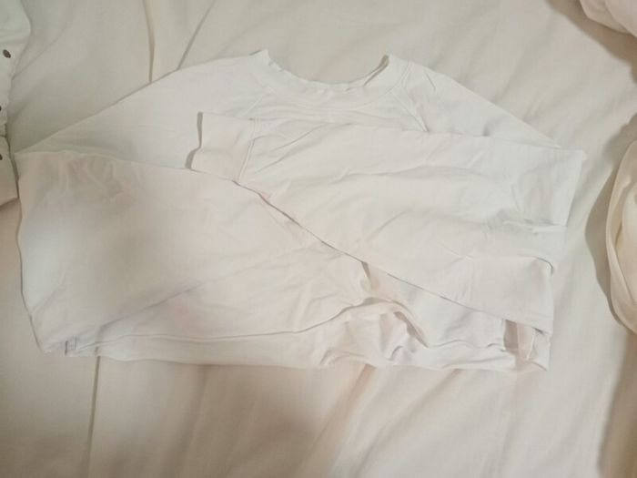 White long sleeve crop top