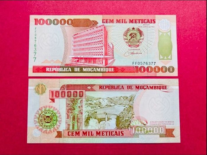 Mozambique  100,000 Meticais  1993 ( Uncirculated )