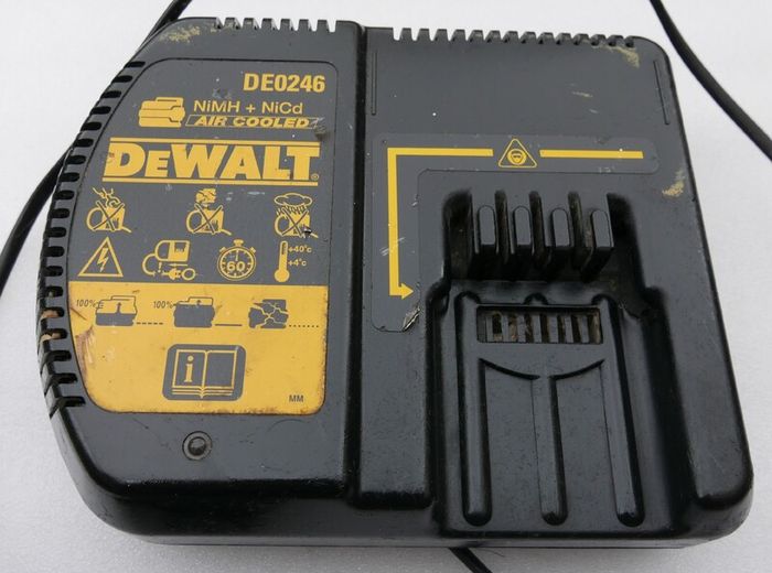 Genuine DeWalt / 24V Battery Charger DE0246 DE0245 N02