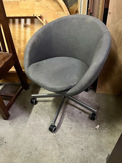 Office chairs - 20e each. See pics
