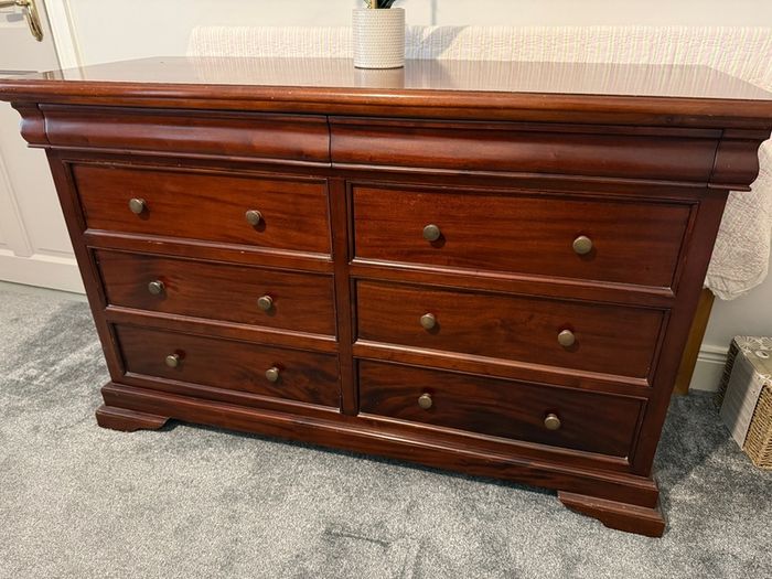 Bedroom furniture set