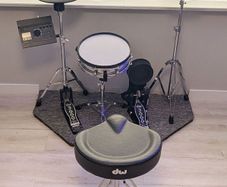 Electronic drums (Roland + Dw3000)