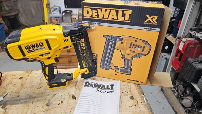 Dewalt DCN 680N Nail Gun