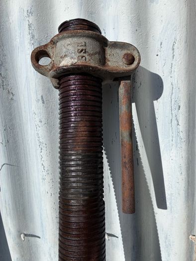 2 Heavy Duty Acrow props