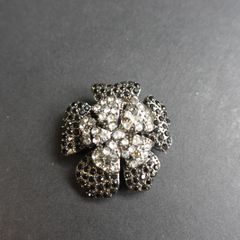 Flower-shaped Brooch with black and white crystals