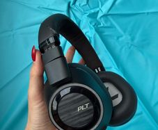 Plantronics BackBeat PRO 2 wireless headphones.