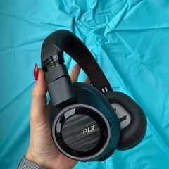 Plantronics BackBeat PRO 2 wireless headphones.