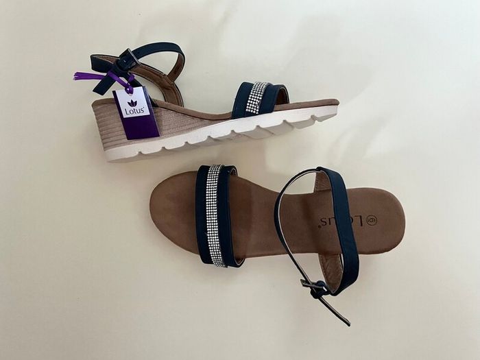 Lotus Wedge sandal