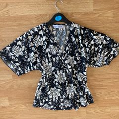 Black & Cream top